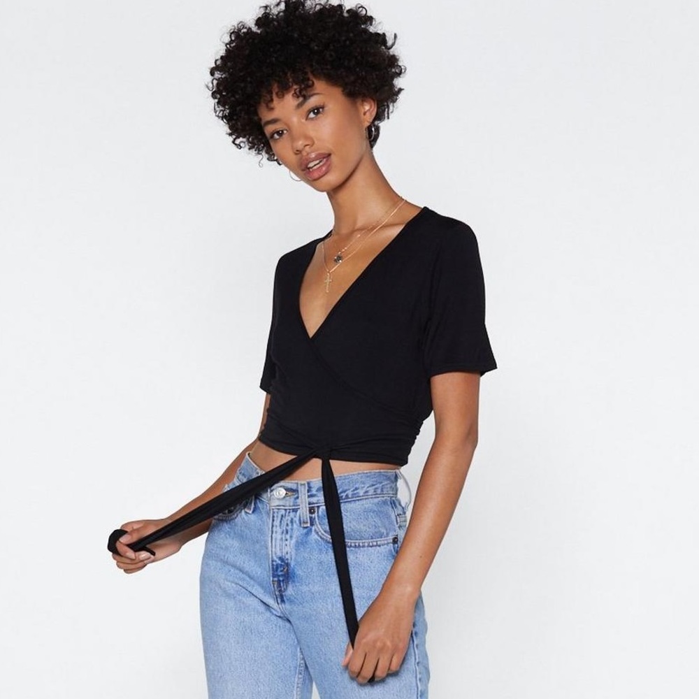 SHORT SLEEVE WRAP TOP